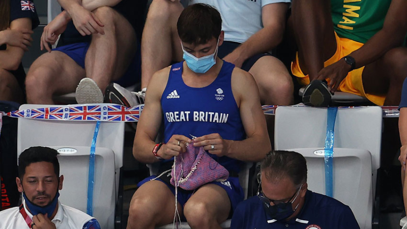 Un atleta olímpico fue fotografiado tejiendo en la tribuna y se hizo viral