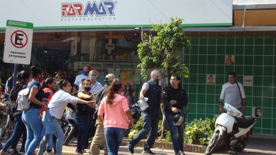 Un motociclista intentó cruzar un piquete: todo terminó en disturbios y agresiones
