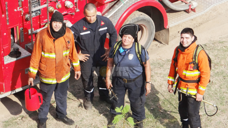En medio del infierno, ellos llegan para salvar vidas y bienes