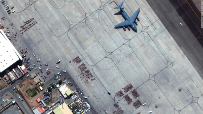 Acuerdo secreto: talibanes escoltaron a estadounidenses a las puertas del aeropuerto de Kabul