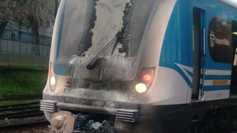 Un tren arrolló y mató a motociclista que cruzaba con las barreras bajas