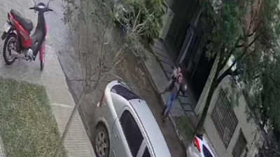 Resistencia: una mujer fue atacada a patadas en plena calle por un conocido médico