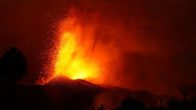 El volcán de La Palma entró a una fase eruptiva "más explosiva", según los expertos