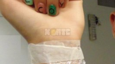 Se tatuó el número de partículas de dióxido de carbono que había en el aire cuando nació