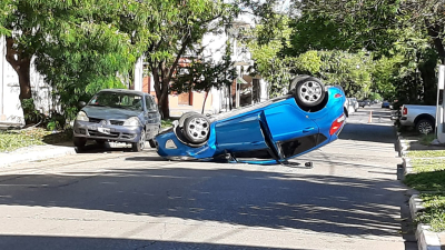 Choque y vuelco en plena madrugada en Resistencia