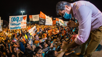 En el festival popular de anoche en Sáenz Peña, mucha gente sin distanciamiento ni barbijo