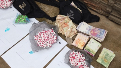 Discutían en la calle: la policía intervino e incautaron más de 400 dosis de cocaína