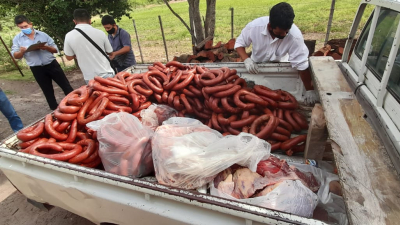Decomisaron chorizos y carne de una empresa de chacinados y buscan al propietario por abigeato