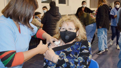 Aplican dosis de refuerzo a personal de salud y mayores de 70 años