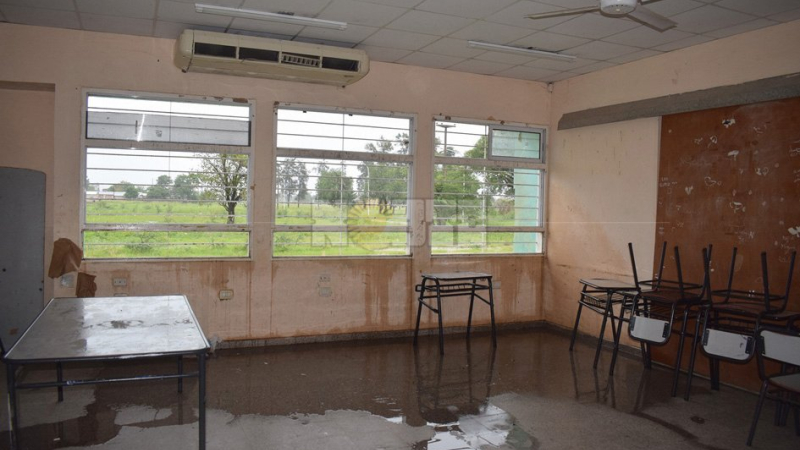 Por la lluvia y las condiciones edilicias se tuvo que cancelar la votación en una escuela de Sáenz Peña