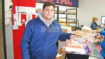 Panadería busca al conductor que atravesó la plaza para premiarlo