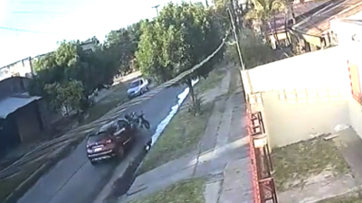 Atropelló y huyó de la escena: dejó a un motociclista herido
