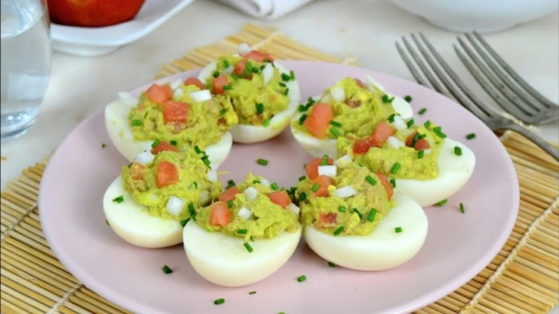 Receta: huevos rellenos con pasta de palta, yema, tomate y cebolla para la mesa navideña
