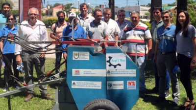 Entrega de rotoenfardadora para pequeños productores en Santa Sylvina