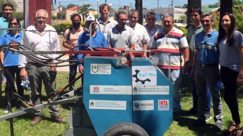 Entrega de rotoenfardadora para pequeños productores en Santa Sylvina