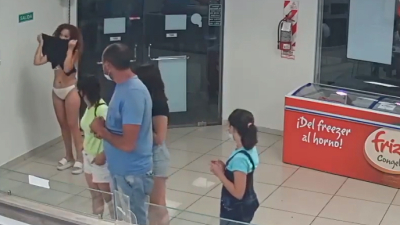Una mujer se sacó el vestido y lo usó como barbijo