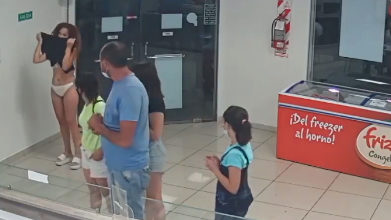 Una mujer se sacó el vestido y lo usó como barbijo