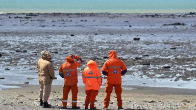 Buscan a un hombre que ingresó al mar con un bote inflable en la costa del Atlántico Sur