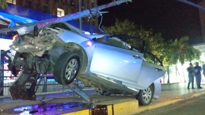 Impactante choque contra una garita frente a Casa de Gobierno