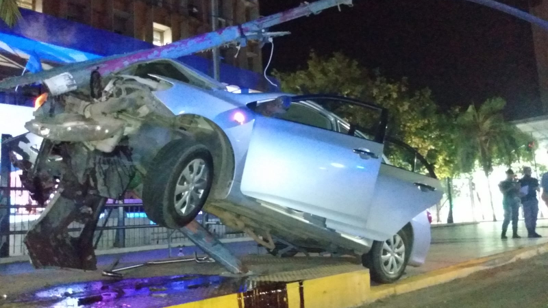 Impactante choque contra una garita frente a Casa de Gobierno