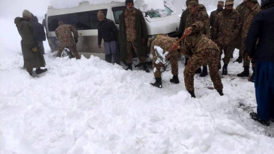 Al menos 16 turistas varados mueren de frío dentro de sus vehículos por una nevada en Pakistán