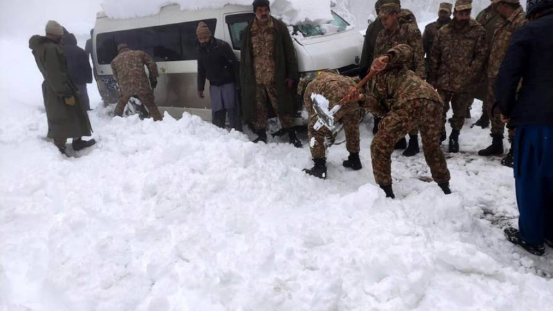 Al menos 16 turistas varados mueren de frío dentro de sus vehículos por una nevada en Pakistán