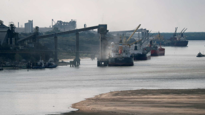 Barcos cargan 30% menos en Rosario por la histórica bajante del Paraná