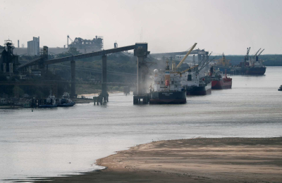 Barcos cargan 30% menos en Rosario por la histórica bajante del Paraná