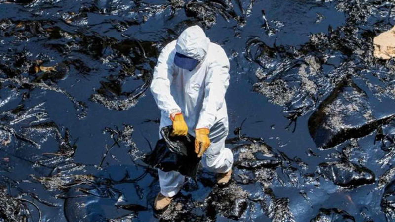 Perú: "Huele a muerte", dicen pescadores tras derrame petrolífero
