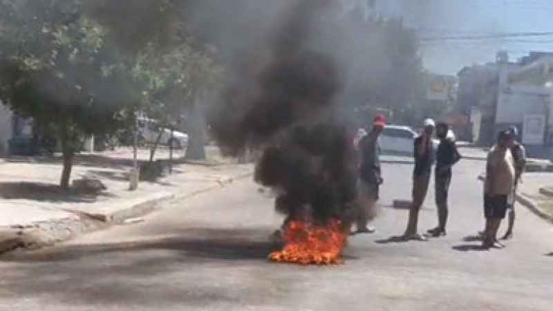 Supuesta estafa: reclamaron con corte de calles y quema de cubiertas