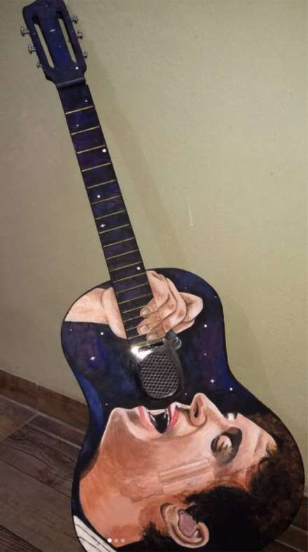 Pintura sobre guitarra.jpg