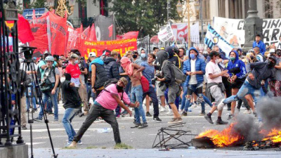 Incidentes frente al Congreso durante la marcha contra el FMI
