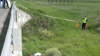 Hallaron el cadáver de un jubilado amordazado y envuelto en una frazada a la vera de la Ruta 2