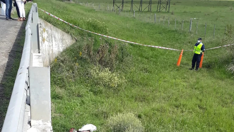 Hallaron el cadáver de un jubilado amordazado y envuelto en una frazada a la vera de la Ruta 2