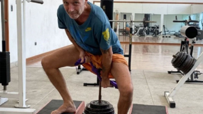 Un yogui argentino levanta 75 kilogramos con sus testículos