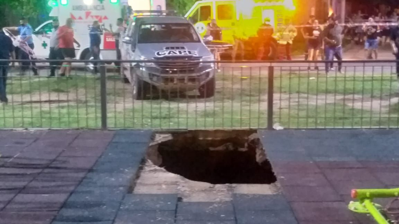 Dos mujeres y un niño de 4 años cayeron en un pozo en plena zona de juegos infantiles