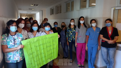 Sentada en los pasillos del hospital 4 de Junio