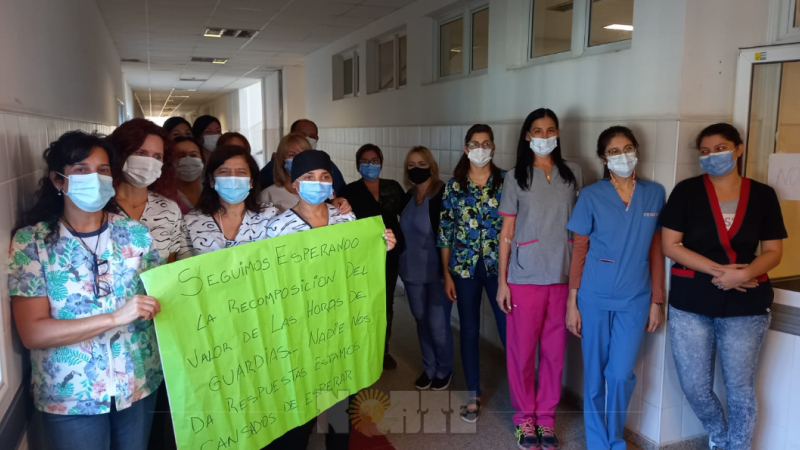 Sentada en los pasillos del hospital 4 de Junio