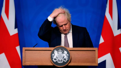 Boris Johnson, multado por el escándalo del 'partygate', descarta renunciar al cargo