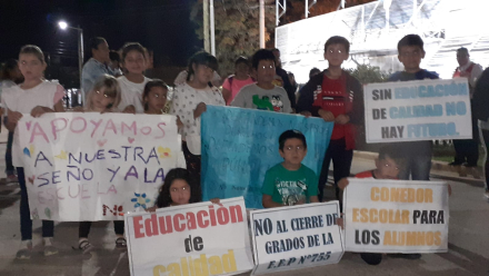 alumnos y padres acompañan a su escuela en pedido no cerrar grados y secciones.jpeg