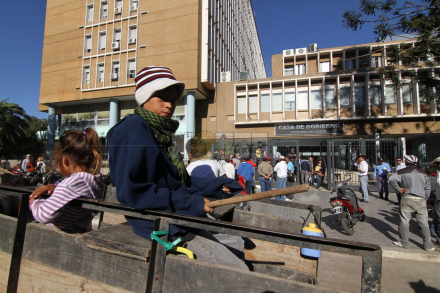 Resistencia niños en carro.JPG
