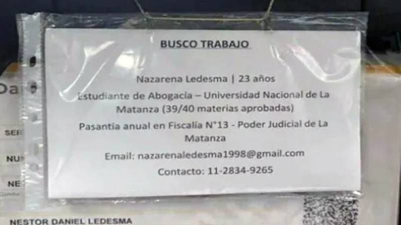 Un taxista colgó el CV de su hija en el respaldo y una pasajera lo viralizó