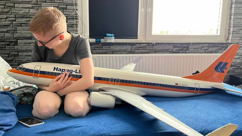 Una mujer dice estar enamorada de un avión y asegura que tiene relaciones con su réplica