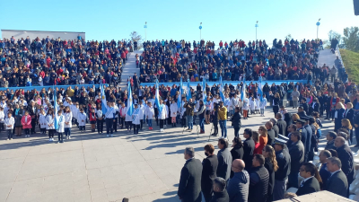 Cientos de niños y niñas hicieron su promesa a la bandera en Charata