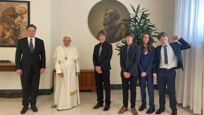 Musk rompe su silencio en Twitter y publica una foto con el Papa