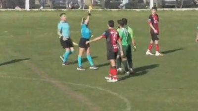 Video: brutal agresión de un jugador a una árbitra en el ascenso