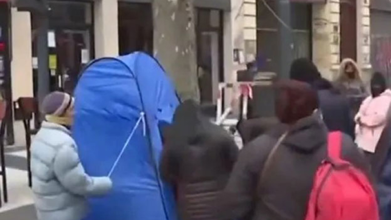 Puso un baño en una carpa en la marcha de piqueteros y ganó 20 mil pesos en un día