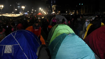 Piqueteros marcharon a Plaza de Mayo: instalaron carpas y pasan la noche a modo de protesta