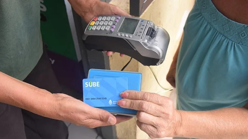 Jubilados y beneficiarios de AUH: cómo tramitar un 55% de descuento en el transporte público