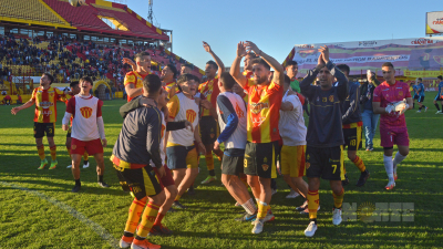 Sarmiento lo ganó con el tiro del final ante Juventud Unida y llegó a la punta